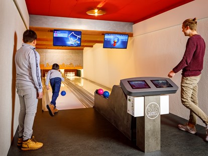 Familienhotel - Suiten mit extra Kinderzimmer - Schweiz - (neu renovierte) Kinderbowlingbahn - Hotel Sport Klosters