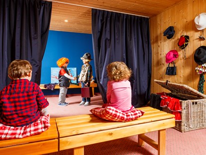 Familienhotel - Suiten mit extra Kinderzimmer - Schweiz - Kinderzimmer + Gamezimmer für Gross und Klein - Hotel Sport Klosters