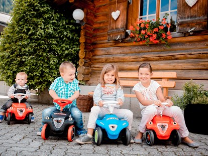 Familienhotel - Suiten mit extra Kinderzimmer - Schweiz - Vielzahl von Bobbycars zum spielen - Hotel Sport Klosters