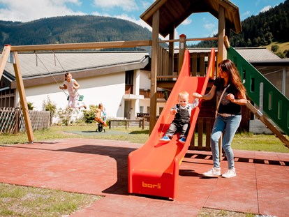 Familienhotel - Golf - Schweiz - Garten mit grossem Spielplatz - Hotel Sport Klosters