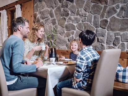 Familienhotel - Kirchdorf in Tirol - Familienfrühstück - Familienresort Ellmauhof - das echte All Inclusive ****S