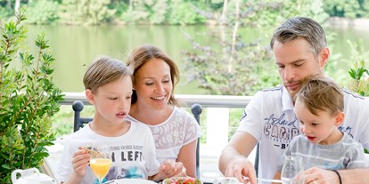 Familienhotel - Pools: Innenpool - Harz - Familien-Frühstück auf unserer Seeterrasse - Romantischer Winkel - RoLigio® & Wellness Resort