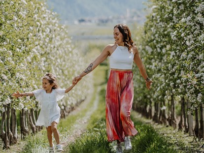 Familienhotel - Sauna - Südtirol - Apfelblüte im Frühling - Hotel das Paradies
