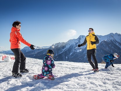 Familienhotel - Ponyreiten - Südtirol - Familie im Schnee - Familienhotel Viktoria