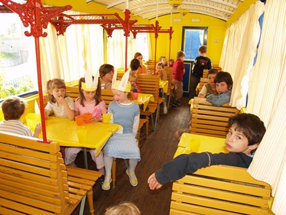 Familienhotel - Suiten mit extra Kinderzimmer - Schweiz - Kinder können in einem Speisewagen eines Zuges essen - Albergo Losone