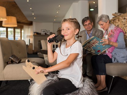 Familienhotel - Preisniveau: exklusiv - Schweiz - Mit den Grosseltern in der Lobby
 - Hotel Schweizerhof