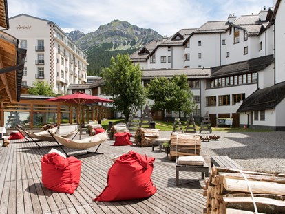 Familienhotel - Wellnessbereich - Schweiz - Innenhof im Sommer - Hotel Schweizerhof