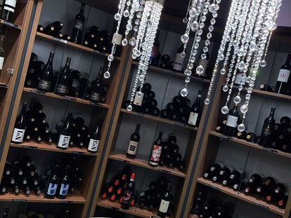 Familienhotel - Wellnessbereich - Schweiz - Weinkeller wo jeweils immer um 18 Uhr das "Weinmärchen" stattfindet wo man die empfohlenen Weine zum jeweiligen Nachtessen degustieren kann und dazu einige interessante und z.T. auch amüsante Infos zu den Weinen serviert bekommt - Märchenhotel Braunwald