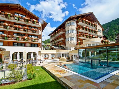 Familienhotel - Suiten mit extra Kinderzimmer - Schweiz - Getrennte Adults-only SPA Bereiche mit Aussenpool und Saunalandschaft.  - Resort La Ginabelle