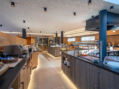 Familienhotel - Wellnessbereich - Schweiz - Grosses Frühstücksbuffet mit Live Station und Kinderecke.  - Resort La Ginabelle