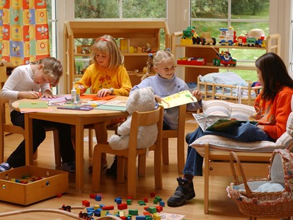 Familienhotel - Suiten mit extra Kinderzimmer - Schweiz - Kids-Club Murmeli mit Kinderbetreuung ab 21/2 Jahren.  - Resort La Ginabelle