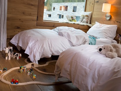 Familienhotel - Suiten mit extra Kinderzimmer - Schweiz - Schlafbereich - rocksresort