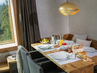 Familienhotel - Verpflegung: Halbpension - Schweiz - Esstisch mit Frühstück - rocksresort