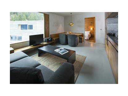 Familienhotel - Suiten mit extra Kinderzimmer - Schweiz - Wohnraum, Küche und Esstisch - rocksresort