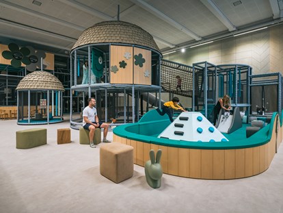 Familienhotel - Suiten mit extra Kinderzimmer - Schweiz - Toddler im Superdome - Ideal für Kleinkinder - Swiss Holiday Park