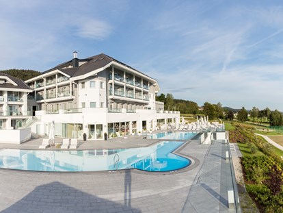 Familienhotel - Pools: Innenpool - Österreich - Außenansicht - AIGO welcome family
