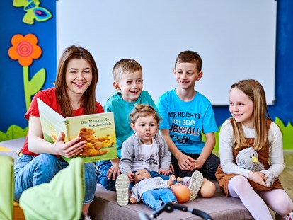 Familienhotel - WLAN - Oberösterreich - Lesestunde im Kinderclub - AIGO welcome family