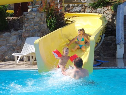 Familienhotel - Pools: Außenpool beheizt - Österreich - Freibad mit Wasserrutsche: https://www.glocknerhof.at/hotel-mit-pool-und-wasserrutsche-in-kaernten.html - Hotel Glocknerhof
