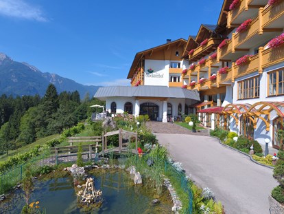 Familienhotel - Pools: Innenpool - Österreich - Eingang Haupthaus: https://www.glocknerhof.at - Hotel Glocknerhof