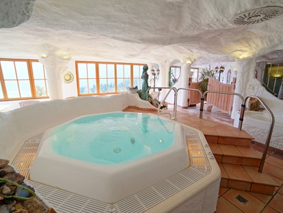 Familienhotel - Pools: Außenpool beheizt - Österreich - Whirlpool in der Badelanschaft: https://www.glocknerhof.at/hallenbad-und-wellness.html - Hotel Glocknerhof
