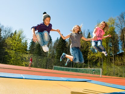 Familienhotel - Kinderbetreuung in Altersgruppen - Deutschland - Viel Spaß bieten unsere Trampoline - MONDI Resort Oberstaufen