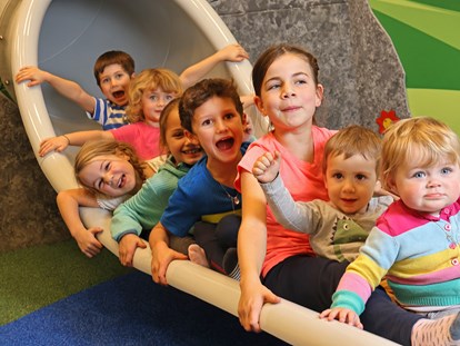 Familienhotel - Kinderbetreuung in Altersgruppen - Deutschland - Neuer Indoorspielplatz - MONDI Resort Oberstaufen
