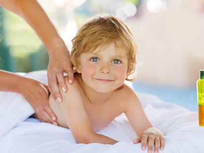 Familienhotel - Kinderbetreuung in Altersgruppen - Deutschland - Kindermassage - MONDI Resort Oberstaufen