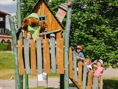 Familienhotel - Kinderbetreuung in Altersgruppen - Deutschland - Spielplatz - MONDI Resort Oberstaufen