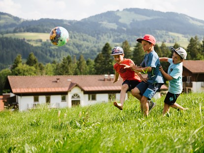Familienhotel - Kinderbetreuung in Altersgruppen - Deutschland - Spielen - MONDI Resort Oberstaufen