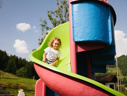 Familienhotel - Kinderbetreuung in Altersgruppen - Deutschland - Spielplatz - MONDI Resort Oberstaufen