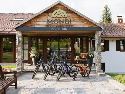 Familienhotel - Kinderbetreuung in Altersgruppen - Deutschland - Haupteingang - MONDI Resort Oberstaufen