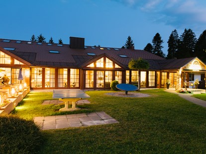 Familienhotel - Kinderwagenverleih - Deutschland - Außenansicht Abend Haupthaus - MONDI Resort Oberstaufen