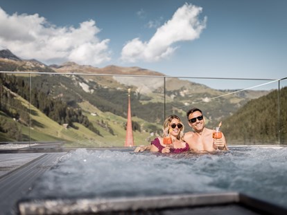 Familienhotel - Wellnessbereich - Tirol - Outdoor Whirlpool "Over the top" für die ganze Familie - Aktiv-& Wellnesshotel Bergfried