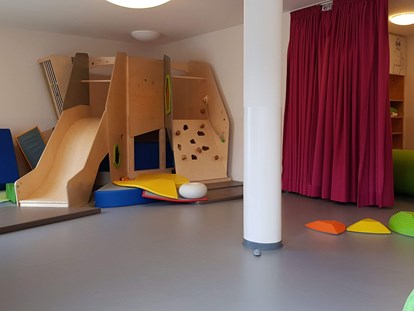 Familienhotel - Babyphone - Salzburg - Neu gestalteter Spielbereich in der Kids-Arena. Am Wochenende frei zugänglich, ansonsten findet unter anderem auch hier die Kinderbetreuung statt. - Hotel Felsenhof