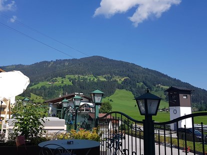 Familienhotel - Ladestation Elektroauto - Österreich - Aussicht von der Terrasse - Hotel Felsenhof