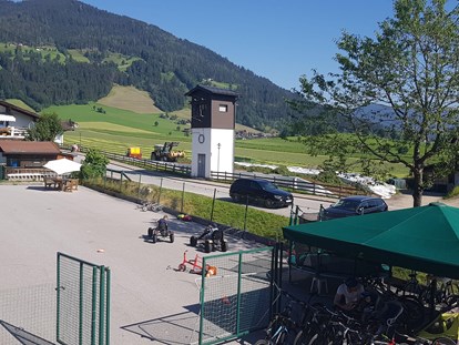Familienhotel - Pools: Außenpool beheizt - Österreich - Fahrzeuge für Kinder mit großzügigem Platz zum fahren, Fahrräder zum Ausleihen - Hotel Felsenhof