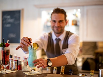 Familienhotel - Mallnitz - Einen Cocktail an der Bar genießen - Hotel Felsenhof