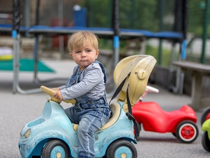 Familienhotel - Kinderbetreuung - Österreich - Bobby-Cars für die Kleinsten - Hotel Felsenhof