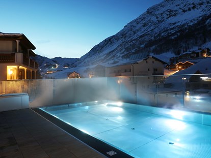 Familienhotel - Wellnessbereich - Tirol - SKY Infinity Outdoorpool - Kinderhotel "Alpenresidenz Ballunspitze"