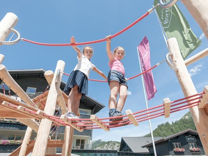 Familienhotel - Suiten mit extra Kinderzimmer - Schweiz - Outdoor-Spielplatz - Gorfion Familotel Liechtenstein