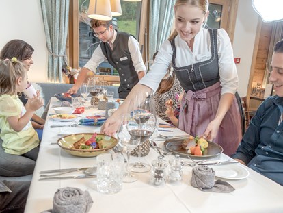 Familienhotel - Suiten mit extra Kinderzimmer - Schweiz - Kulinarische Genüsse auf Haubenniveau für die Erwachsenen - Gorfion Familotel Liechtenstein