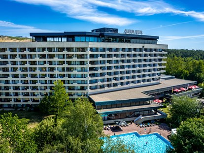 Familienhotel - Pools: Innenpool - Harz - Außenansicht Hotel - AHORN Harz Hotel Braunlage