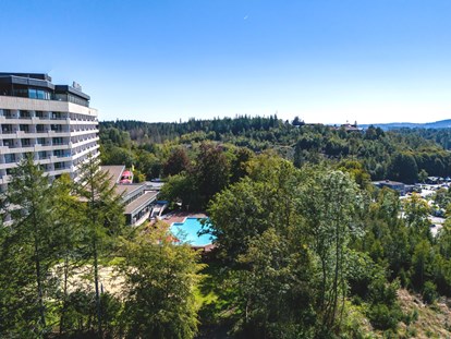 Familienhotel - Pools: Innenpool - Harz - Außenansicht mit Außen-Pool im Sommer - AHORN Harz Hotel Braunlage