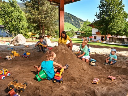 Familienhotel - Pools: Schwimmteich - Österreich - großer Sandspielkasten für Sonnberg Kinder - Sonnberg Ferienanlage