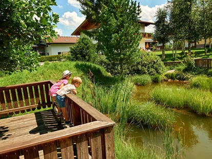 Familienhotel - Pools: Schwimmteich - Österreich - Ferienanlage im Sommer - Sonnberg Ferienanlage