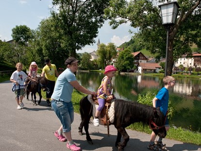 Familienhotel - Oberstdorf - im Sommer gibt es 5 x /Woche Pony reiten und die Kinder lieben es - Kinderhotel Laderhof