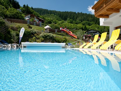 Familienhotel - Wellnessbereich - Tirol - Sicht vom Außenpool auf den großen Ritterspielplatz - Kinderhotel Laderhof