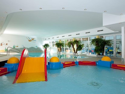 Familienhotel - Garten - Tirol - Hallenbad mit Kinderbecken und kleiner Wasserrutsche - Kinderhotel Laderhof