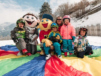 Familienhotel - Garten - Tirol - Unser Maskottchen Ladi besucht die Kinder täglich im Skiland - Kinderhotel Laderhof