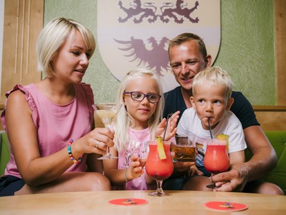 Familienhotel - Garten - Tirol - neben den Drinks für Mami und Papi gibt es auch richtig leckere Kindercocktails - Kinderhotel Laderhof